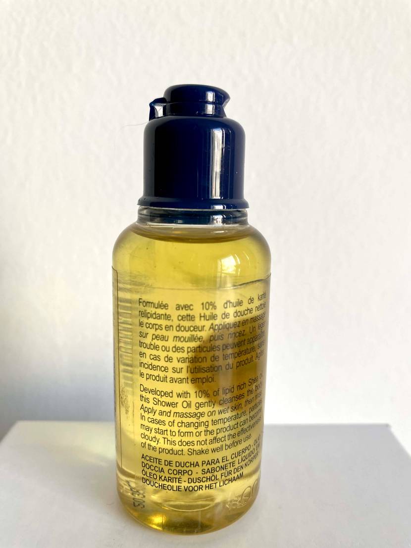 Rückseite einer kleinen Duschölflasche.