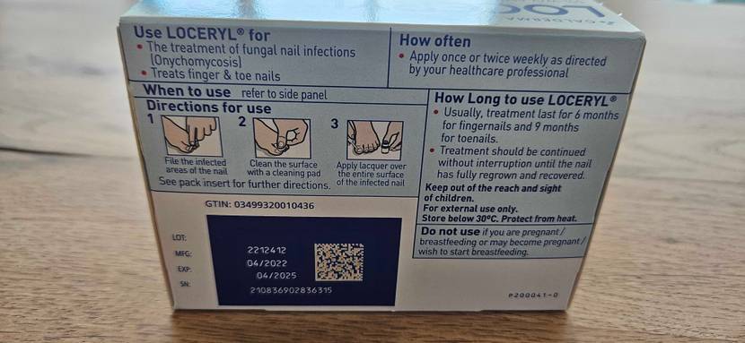 Nahaufnahme der Verpackungsrückseite mit Anwendungsbeschreibung eines getesteten Mittels gegen Nagelpilz von loceryl.