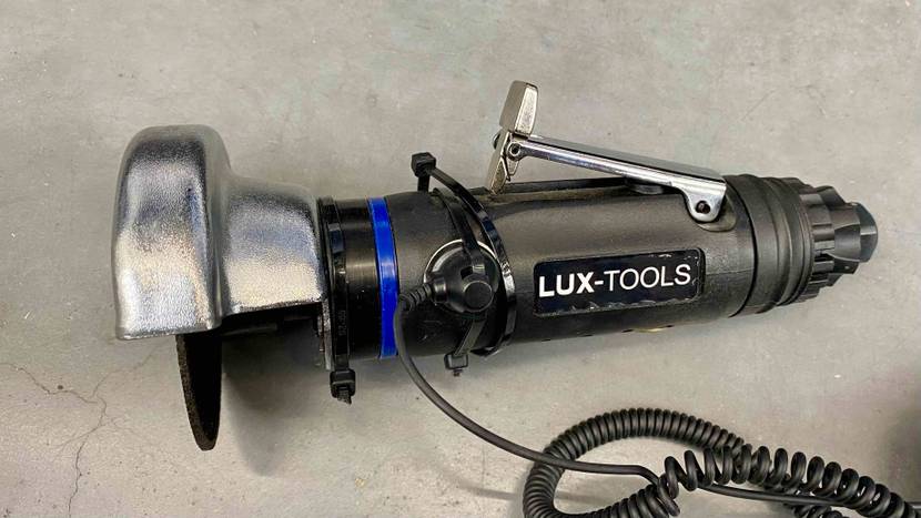 Schlagschrauber-Test: ein schwarzes Modell der Marke Lux-Tools befindet sich auf einem hellgrauen Zementboden.