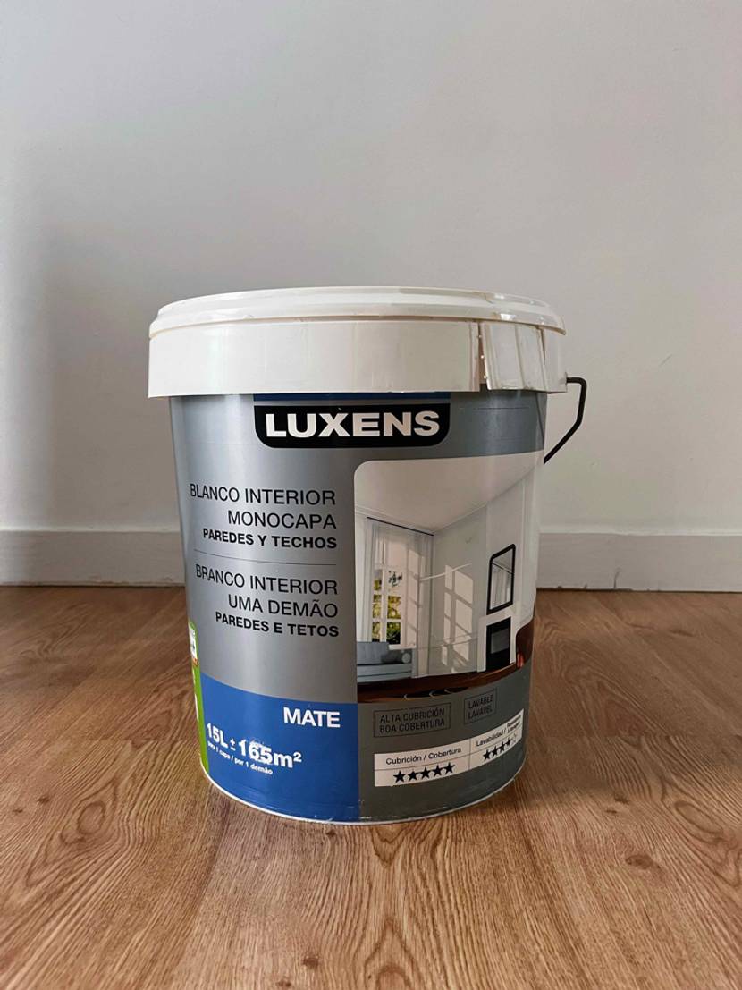 Getestete Wandfarben: Ein Eimer mit weißer Wandfarbe von Luxens steht in einem Zimmer.