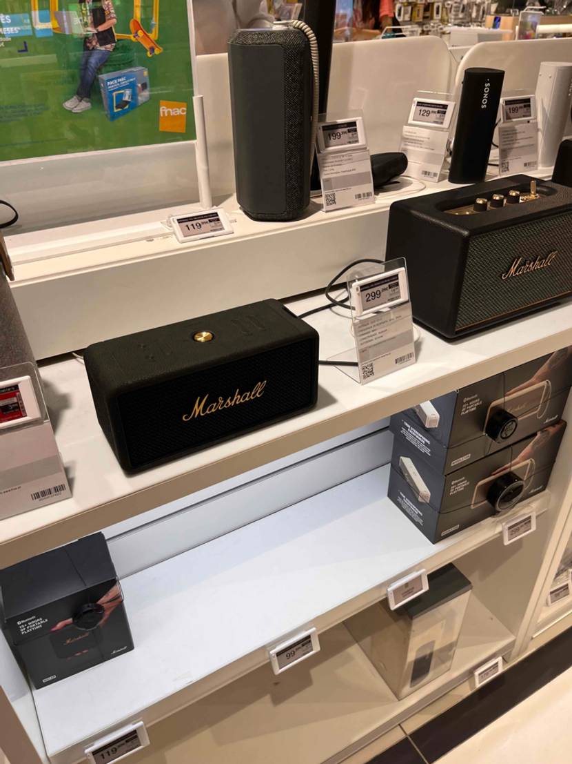 Getestet: Ein schwarzer Marshall Bluetooth-Lautsprecher steht neben einigen anderen Lautsprechern in einem Verkaufsregal.