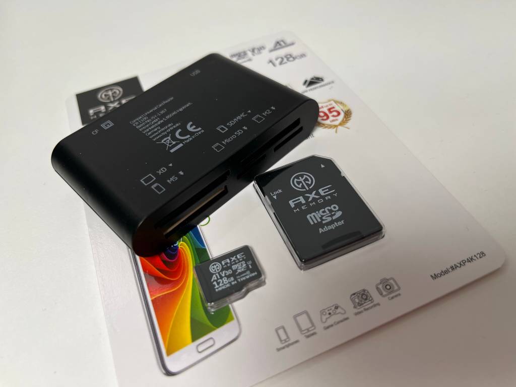 Lesegerät liegt auf verpackter Micro-SD-Karte.