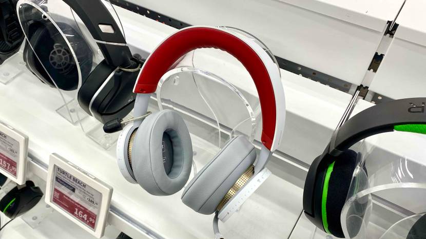 Ein weiß-rot-graues Microsoft Bluetooth-Headset im Test befindet sich zwischen weiteren Kopfhörern.
