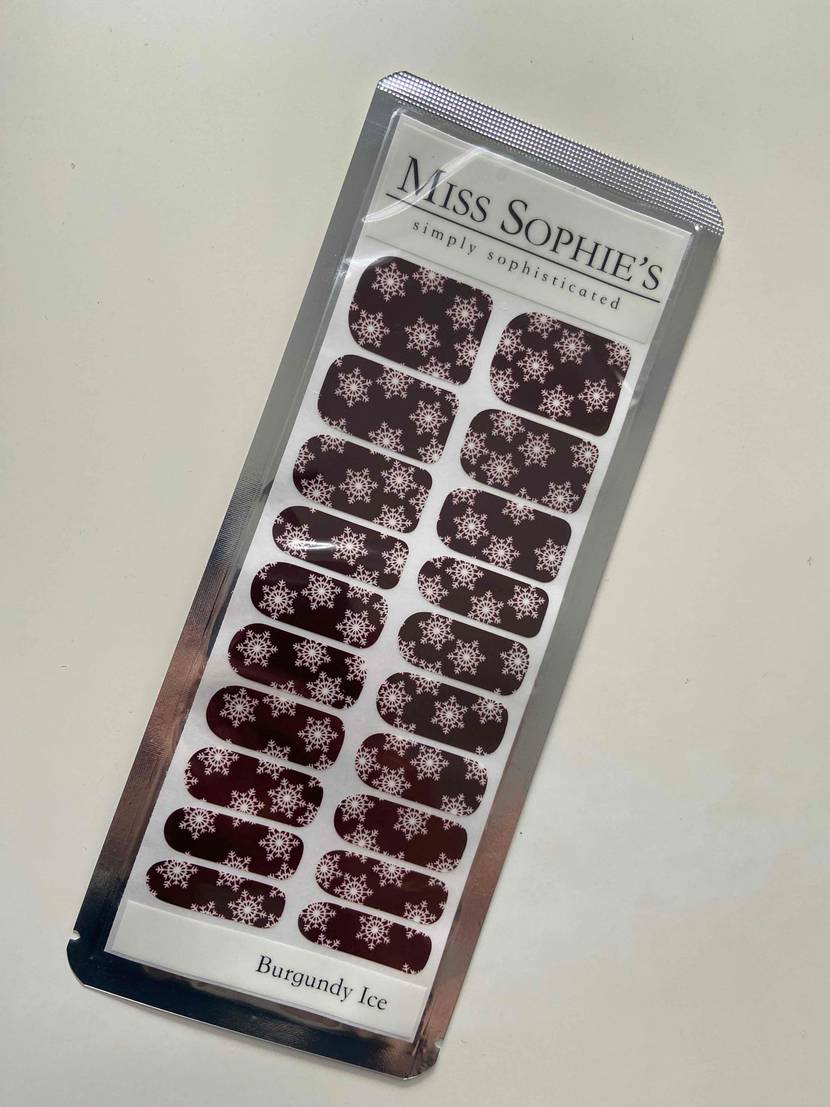 Eine Packung getestete Nagelfolie von Miss Sophie's liegt schräg auf weißer Fläche.