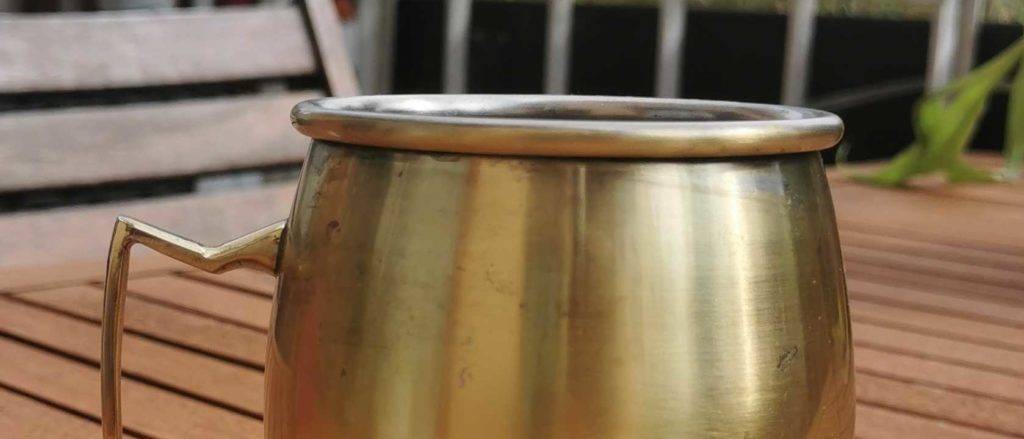 Moscow-Mule-Becher von Butlers gold auf holztisch