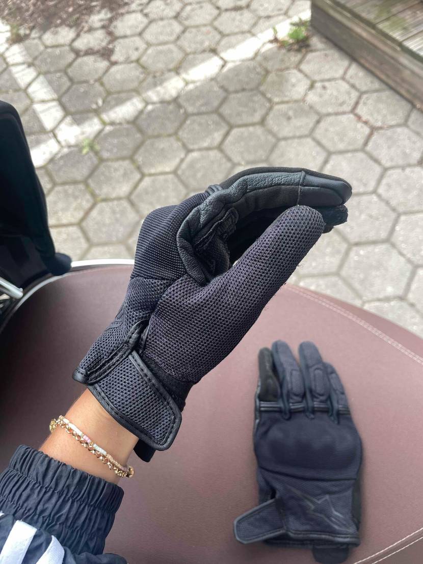 Getestet: Ein Motorradhandschuh angezogen darunter der zweite.