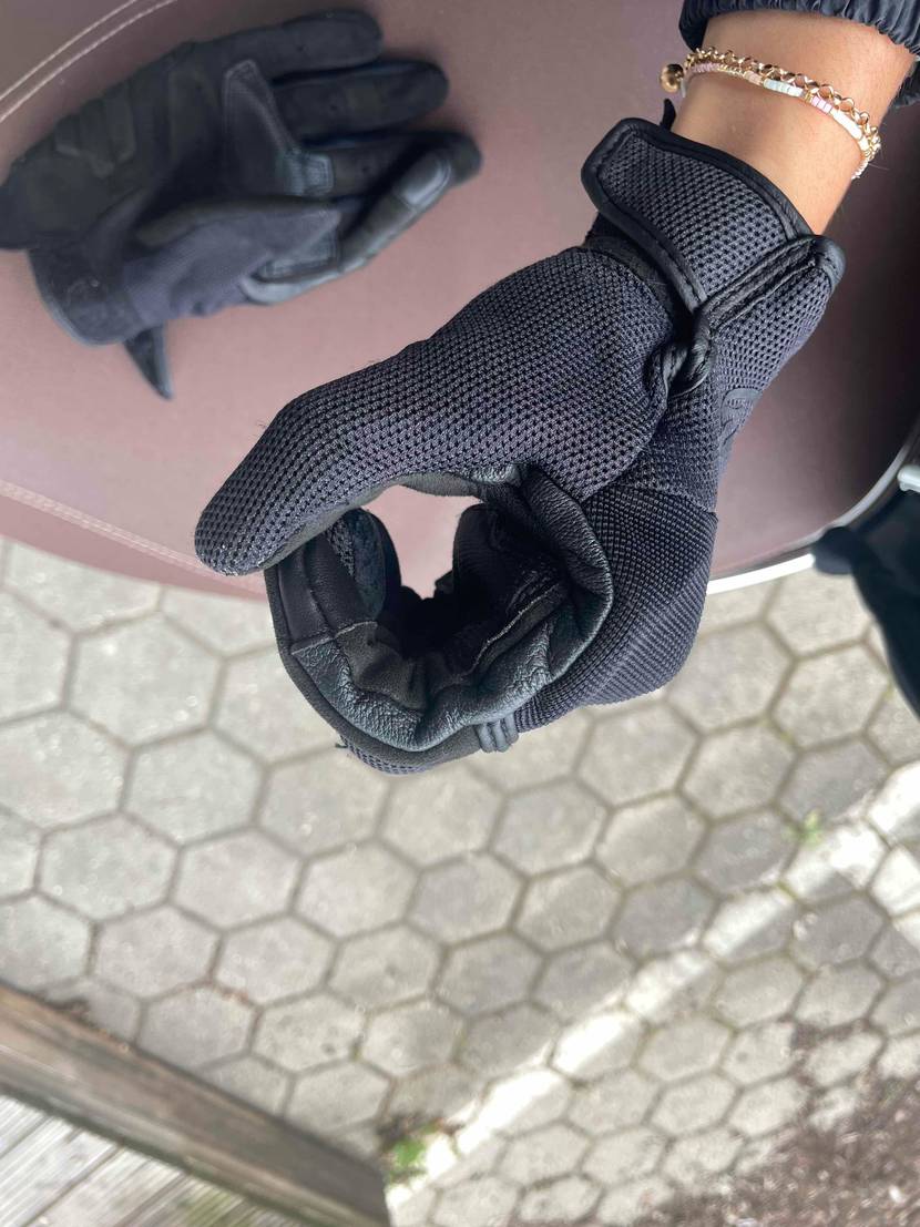 Motorradhandschuh getestet: Eine Hand mit Handschuh von oben.