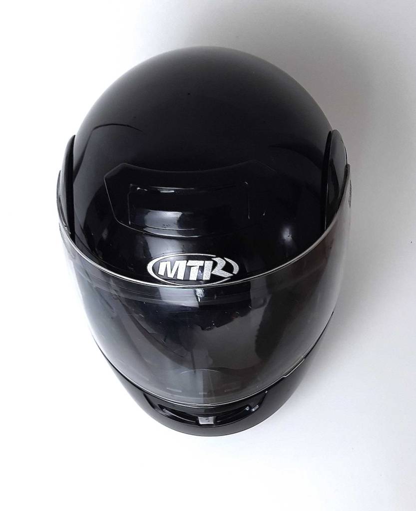 Auf dem oberen Teil eines getesteten Motorradhelms ist der Markenname eingedruckt.