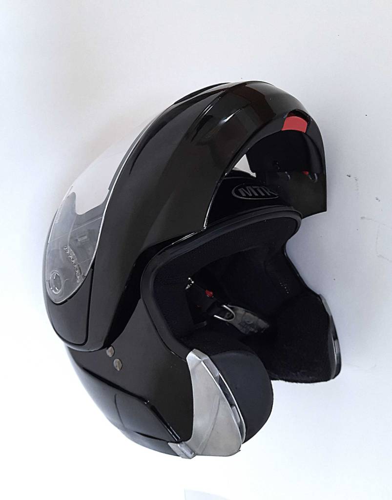 Ansicht von schräg vorn auf einen offenen Motorradhelm im Test.