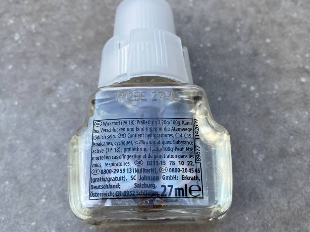 Eine Flasche gefüllt mit Mückenmittel.