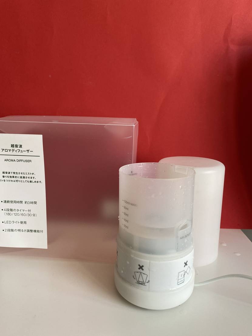 Offener ausgepackter Diffuser mit Warnhinweisen auf dem Etikett.
