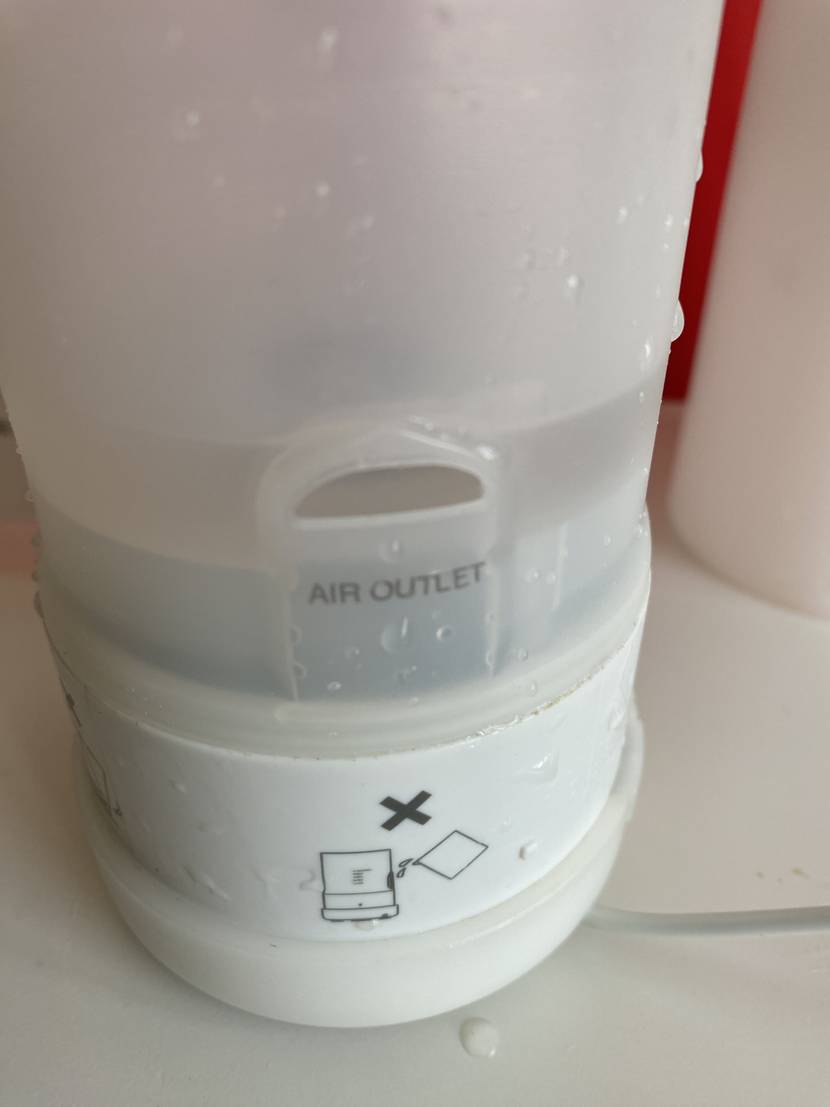 Diffuser, Detail des Wassertanks und Luftöffnung mit Warnhinweisen.