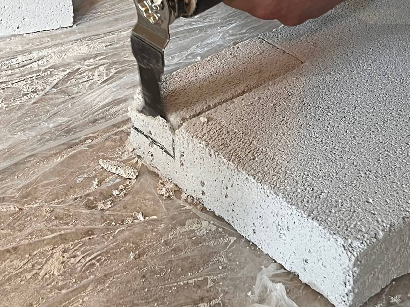 Multitool getestet: Nahaufnahme eins Gerätes, dass einen Steinblock bearbeitet.