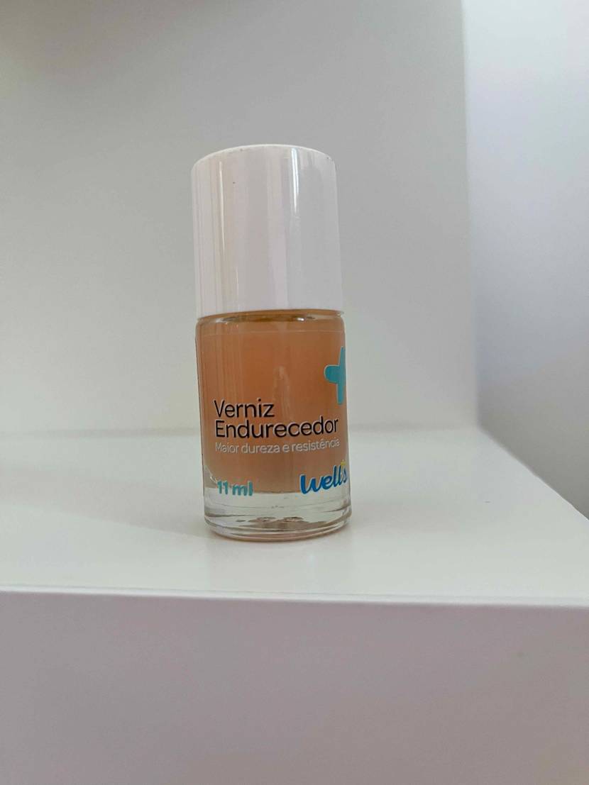 Getesteter Nagelhärter befindet sich im Schrank. 