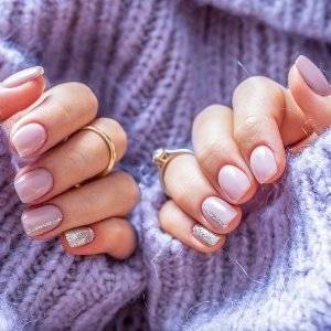 naegel mit hellem nagellack