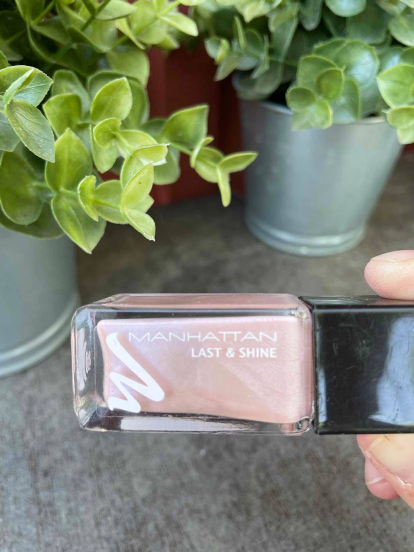 Nagellack-Test: Beiger Nagellack mit Pflanzen im Hintergrund.