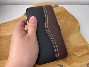 Das Nagelpflegeset ist in der Regel in einem stylischen Nageletui erhältlich.