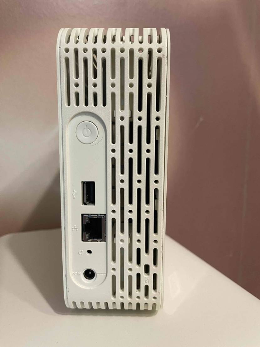 Getestet: Ein NAS-Server von hinten auf einer hellen Fläche stehend.