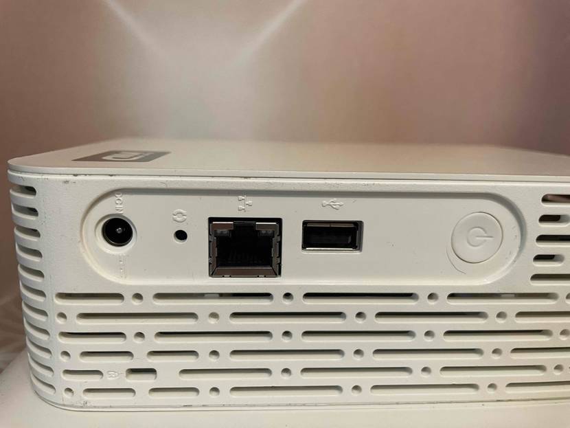 NAS-Server getestet: Nahaufnahme der Anschlussmöglichkeiten und des Power-Buttons.