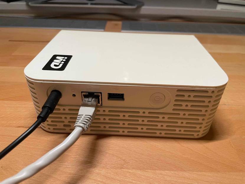 Ein getesteter NAS-Server von hinten, mit Anschlüssen auf einem Holztisch liegend.