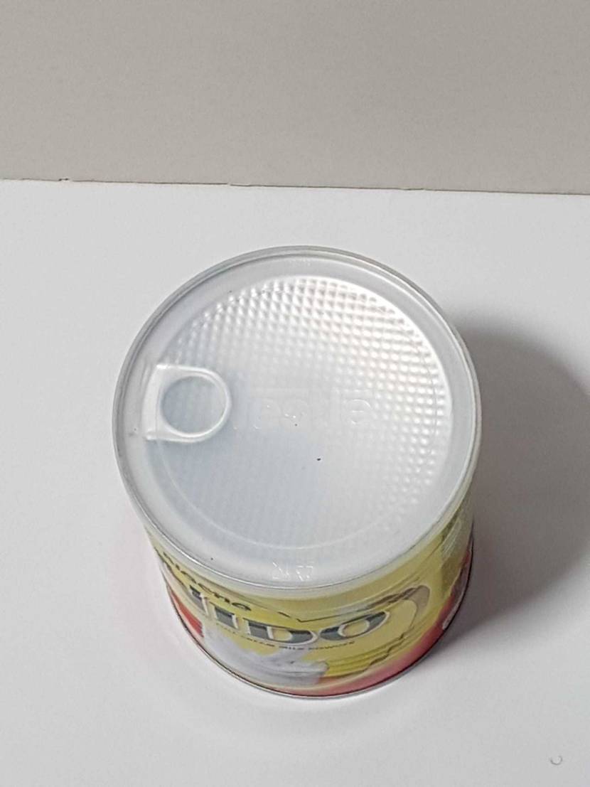 Im Test: Eine Dose Milchpulver von oben auf einer hellen Fläche.