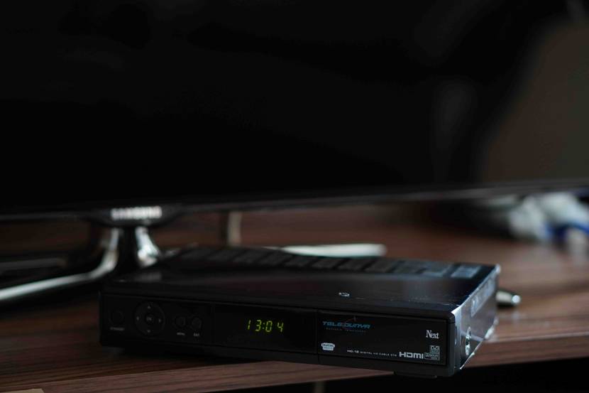 Der getestete Sat-Receiver steht auf dem Schrank.