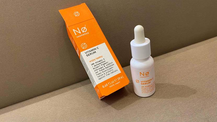 Vitamin-C-Serum getestet: Eine Flasche und ihre Originalverpackung auf einer beigen Fläche.