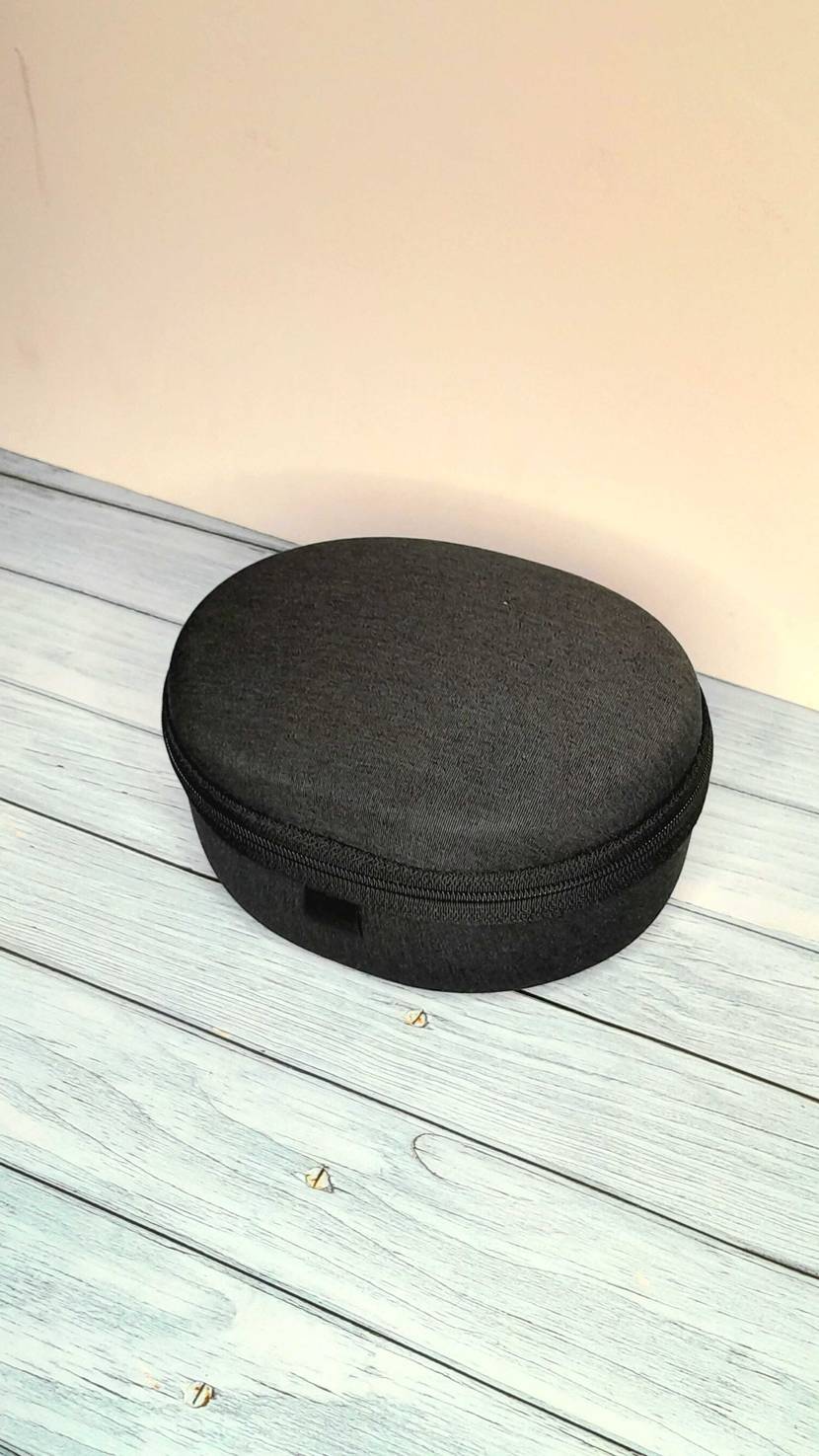 Noise-Cancelling-Kopfhörer-Test: Ein Schutzetui für den Kopfhörer vor einer hellen Wand.