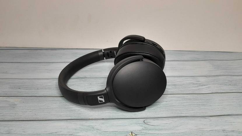 Noise-Cancelling-Kopfhörer getestet: Ein Gerät auf der Seite liegend auf eiener grauen Fläche.