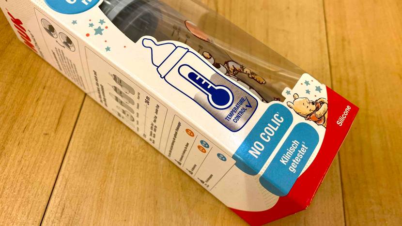 Babyflasche in Verpackung mit Hinweis