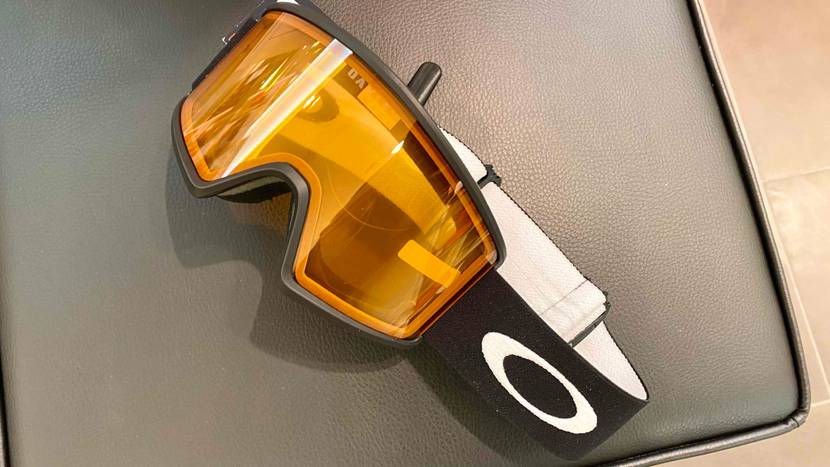 Skibrille getestet: Ein Produkt auf einer dunklen Oberfläche liegend.