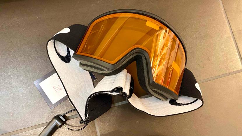 Eine getestete Skibrille liegt auf einem Steinboden.