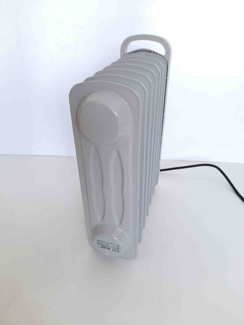 Ein getesteter Ölradiator von hinten auf einer hellen Fläche.