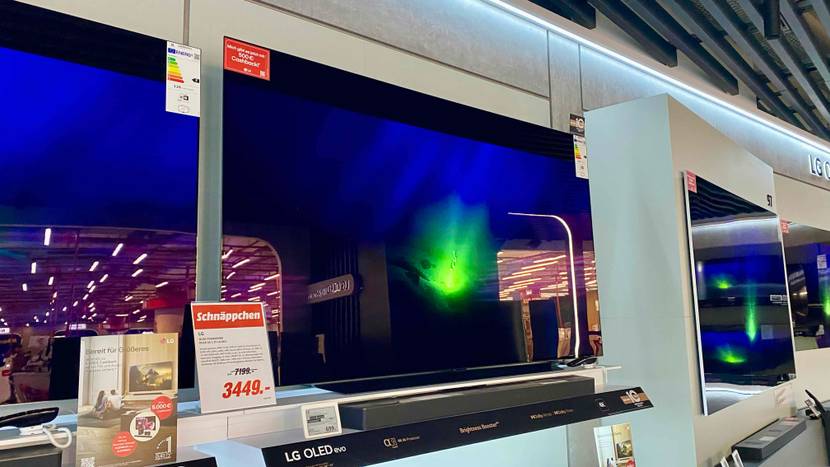 Ein getesteter OLED TV in einer Ausstellung neben anderen Geräten.