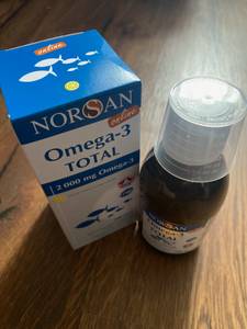 Das Fläschchen mit Omega-3-Total der marke Norsan verfügt über einen Schraubverschluss sowie eine praktische Dosierkappe.