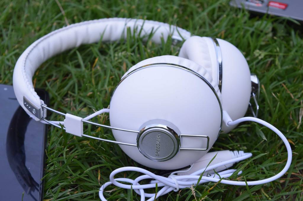 On-Ear-Kopfhörer-Test: Weiße Kopfhörer liegen im Rasen.