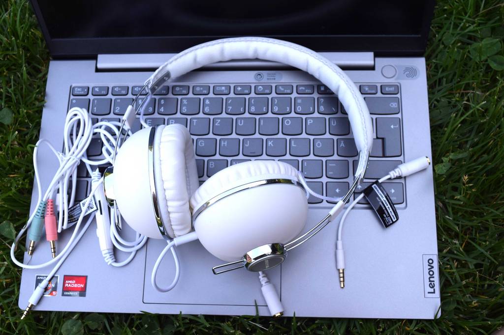 On-Ear-Kopfhörer im Test: Kopfhörer in Weiß liegen auf einem Macbook.