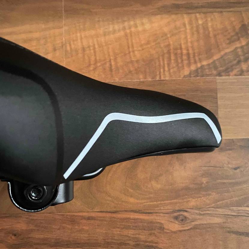 Der Fahrradsattel im Test liegt auf dem Tisch.