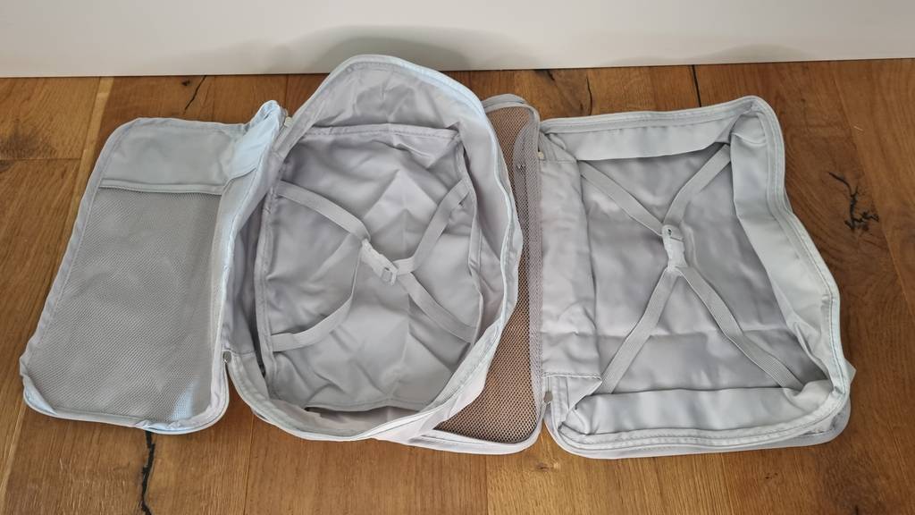 Das gesamte Betllemory Packwürfel-Set auf einem Holzboden ausgebreitet.