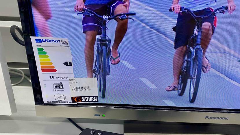 Nahaufnahme des unteren Rahmens mit Logo eines getesteten 24-Zoll-Fernsehers.