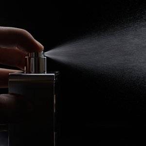 parfum vor schwarzem hintergrund