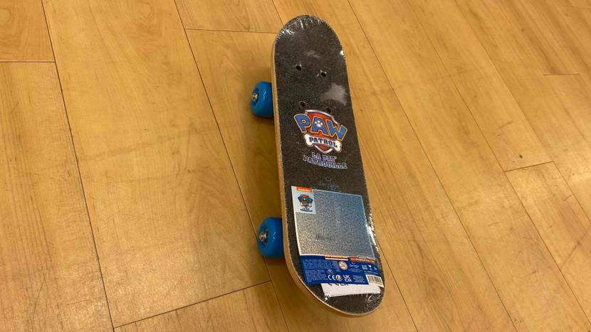 Paw Patrol Skateboard für Kinder im Test steht auf einem Laminatboden.