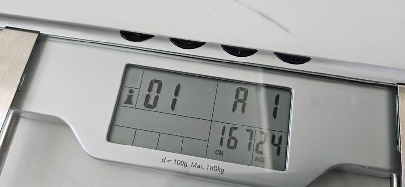 Im Test: Nahaufnahme des Displays einer Personenwaage mit Anzeigen.