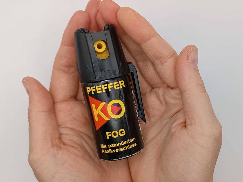 Pfefferspray in Händen