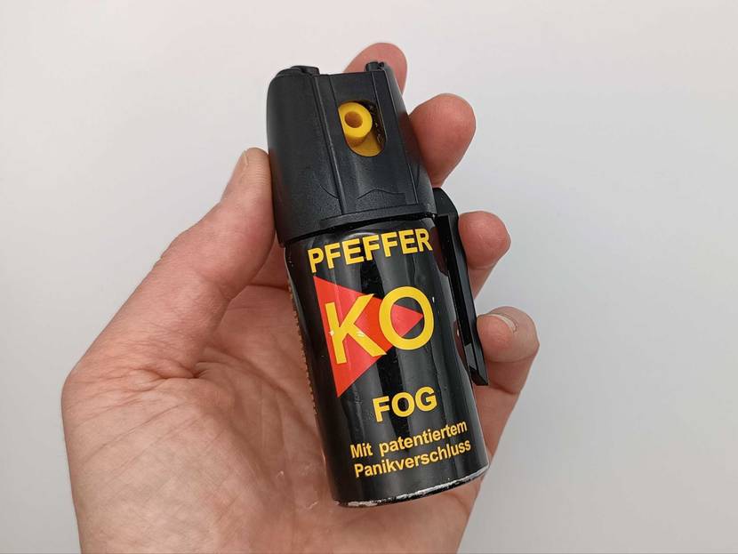 Pfefferspray in der Hand