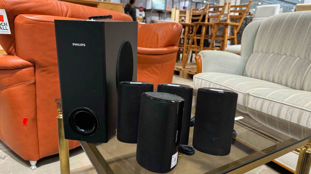 Ein 5-1-Soundsystem im Test steht auf einem Glastisch.