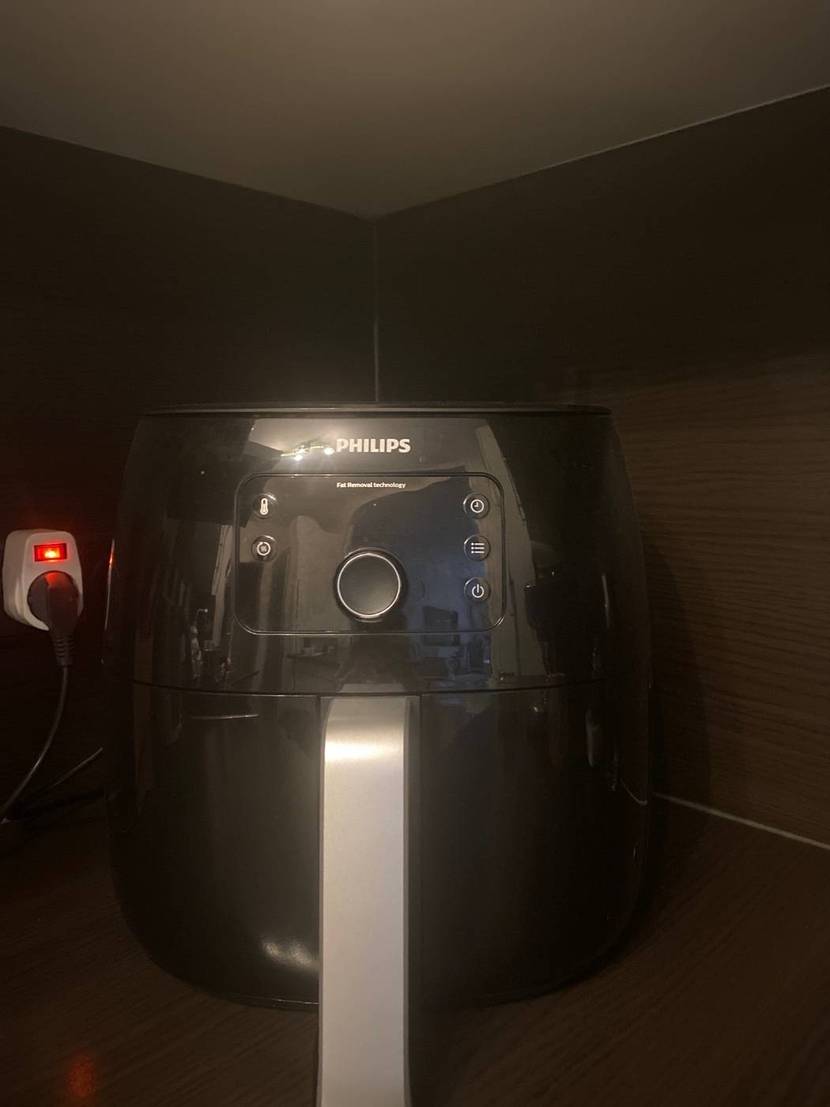 Gesamtaufnahme von vorn einer eingeschalteten Philips Airfryer XXL HD9762/90 Heißluftfritteuse im Test.