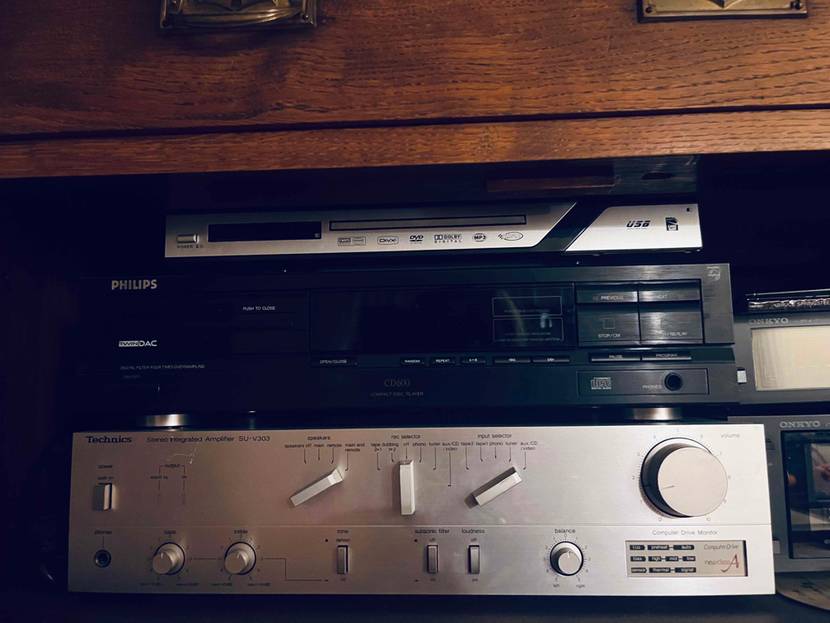 Philips CD-Player getestet: Mehrere Geräte stehen aufeinander.