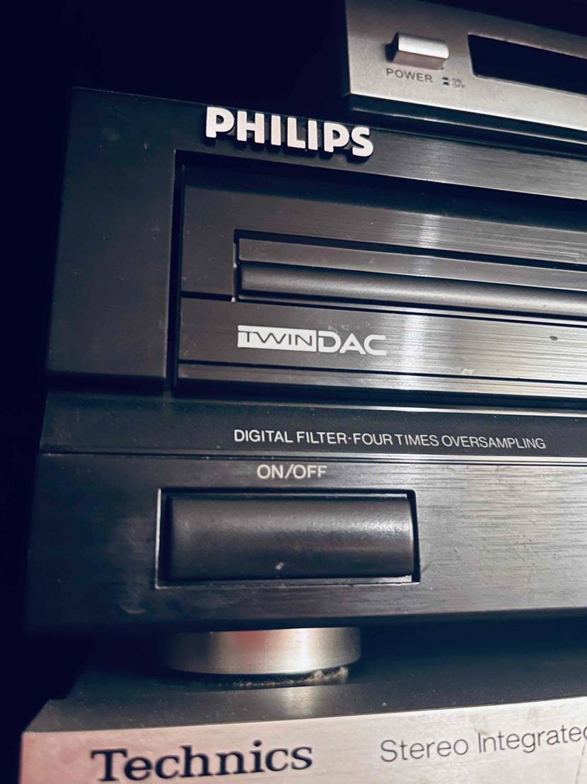 Philips CD-Player im Test: CD-Player hat ein schwarzes Design.