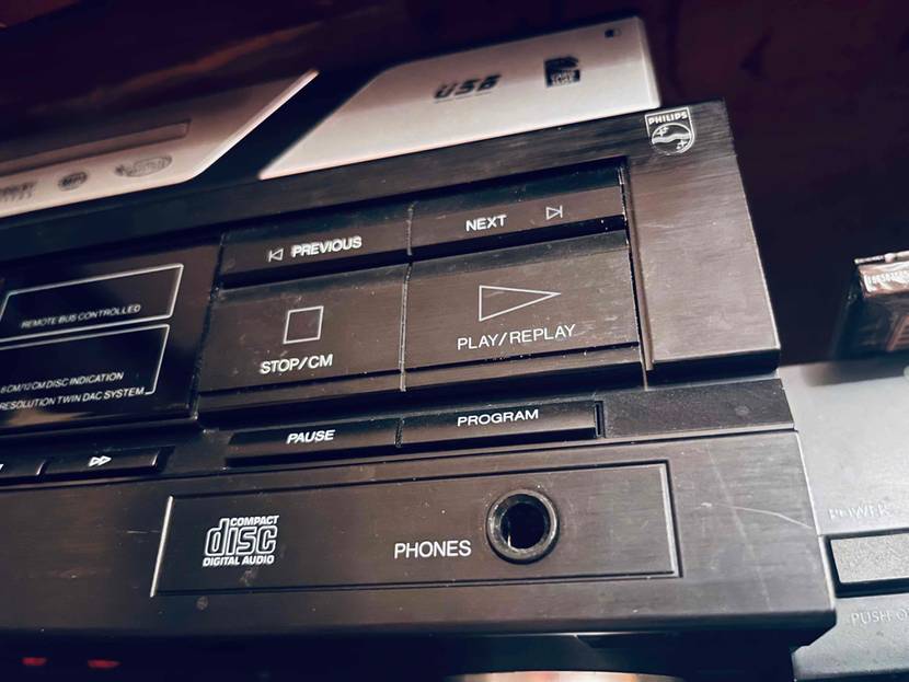 Getesteter Philips CD-Player hat verschiedene Knöpfe zur Bedienung.
